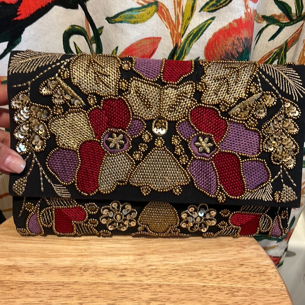 Lulus clutch